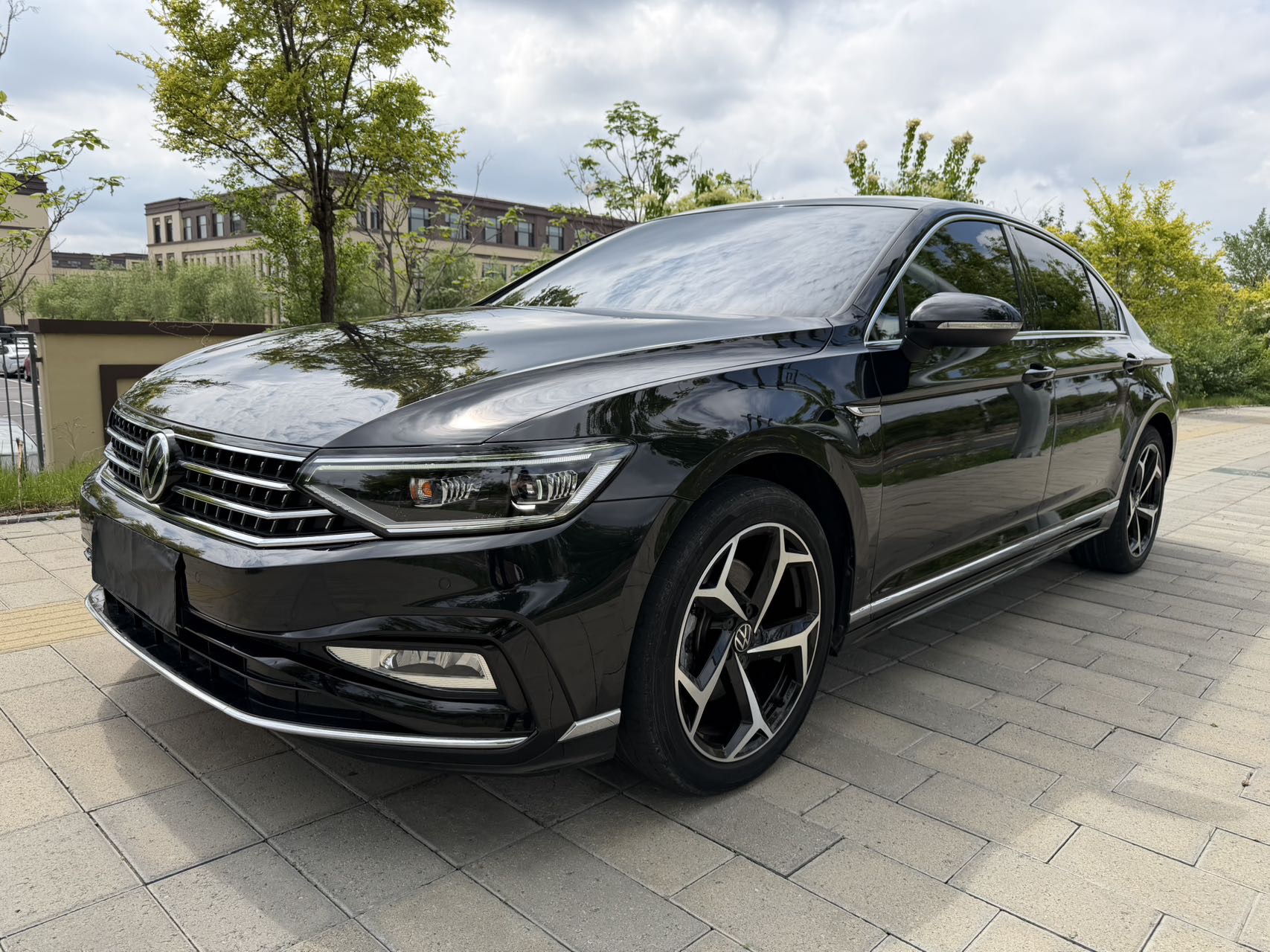 Volkswagen Magotan 2023 2 Million Commemorative Edition (200 Wàn Liàng Jìniàn Bǎn) 280TSI DSG Leading (Lǐngxiān Xíng)